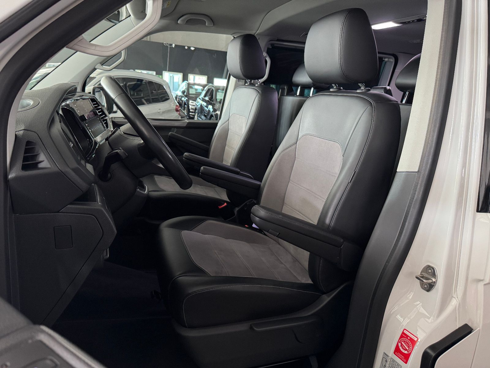 Fahrzeugabbildung Volkswagen T6.1 4M DSG IQ.DRIVE INDIVIDUAL EDITION 6-SITZER