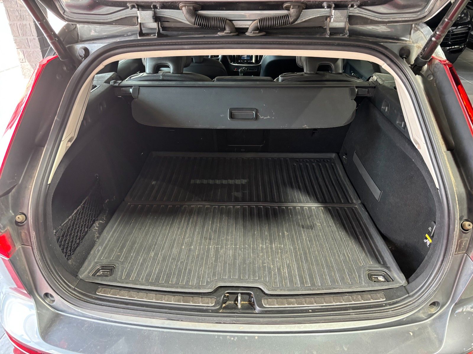 Fahrzeugabbildung Volvo V60 Momentum /KAMERA/LED/SHZ/ACC+/NAVI