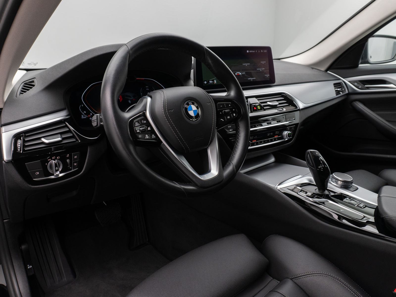Fahrzeugabbildung BMW 530d HUD DAB HiFi Fernlichtassist ACC PDC Sport