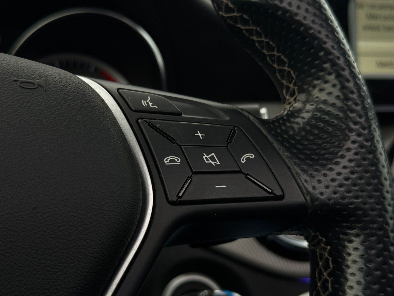 Fahrzeugabbildung Mercedes-Benz CLA 180 Pano/Automatik/Bi-Xen/Navi/Sitzheizung