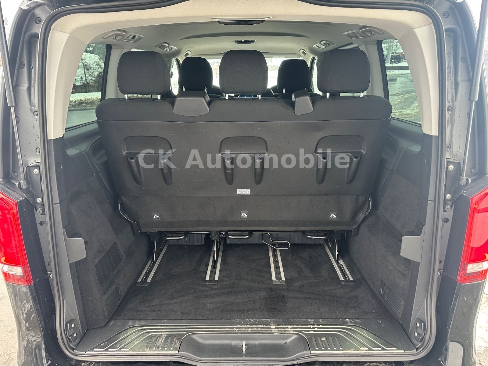 Fahrzeugabbildung Mercedes-Benz V 300d EDITION Kompakt/7 Sitze/Navi/LED/AHK
