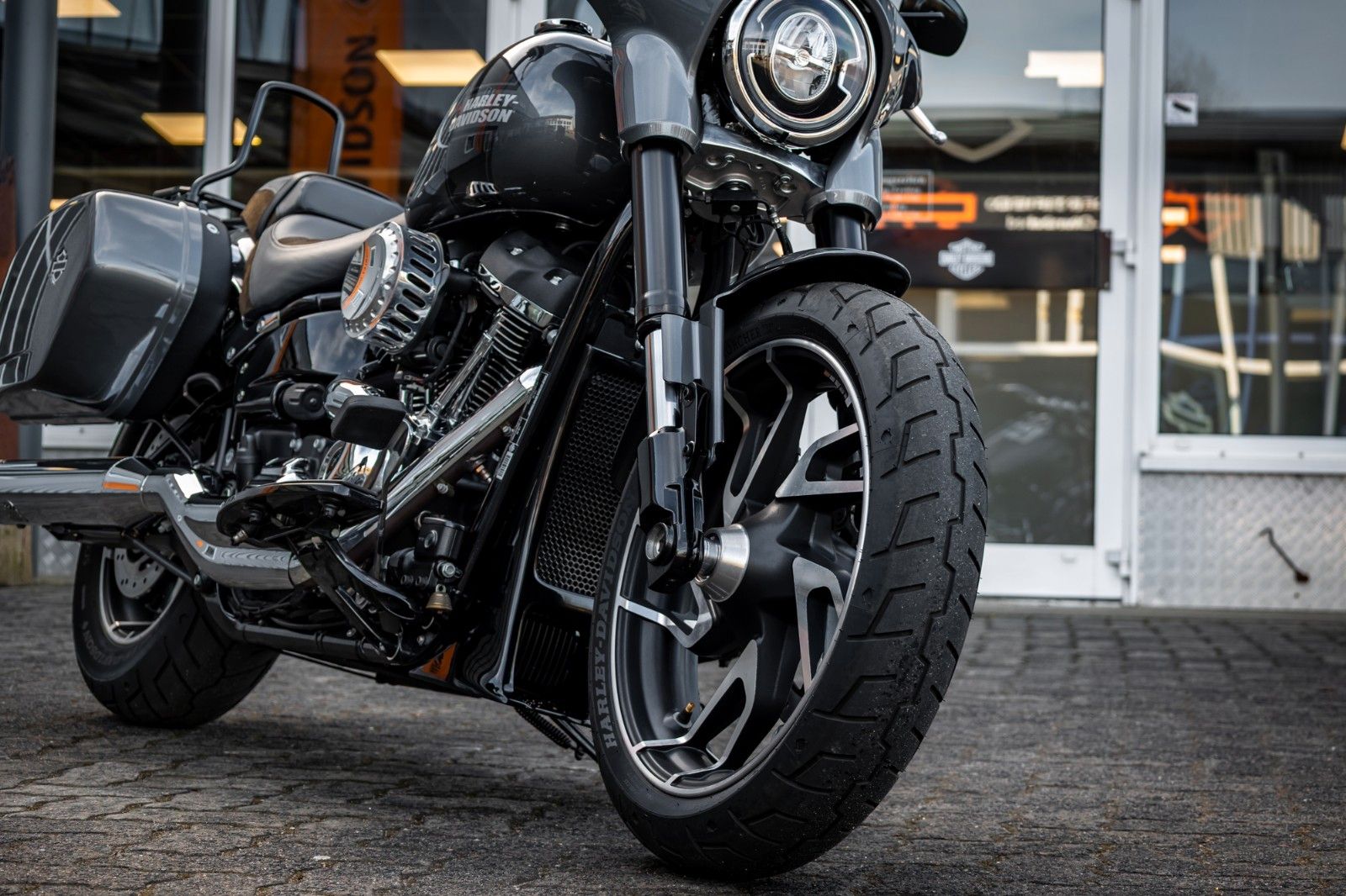 Fahrzeugabbildung Harley-Davidson FLSB SPORT GLIDE 107 - Dr. Jekill & Mr. Hyde -
