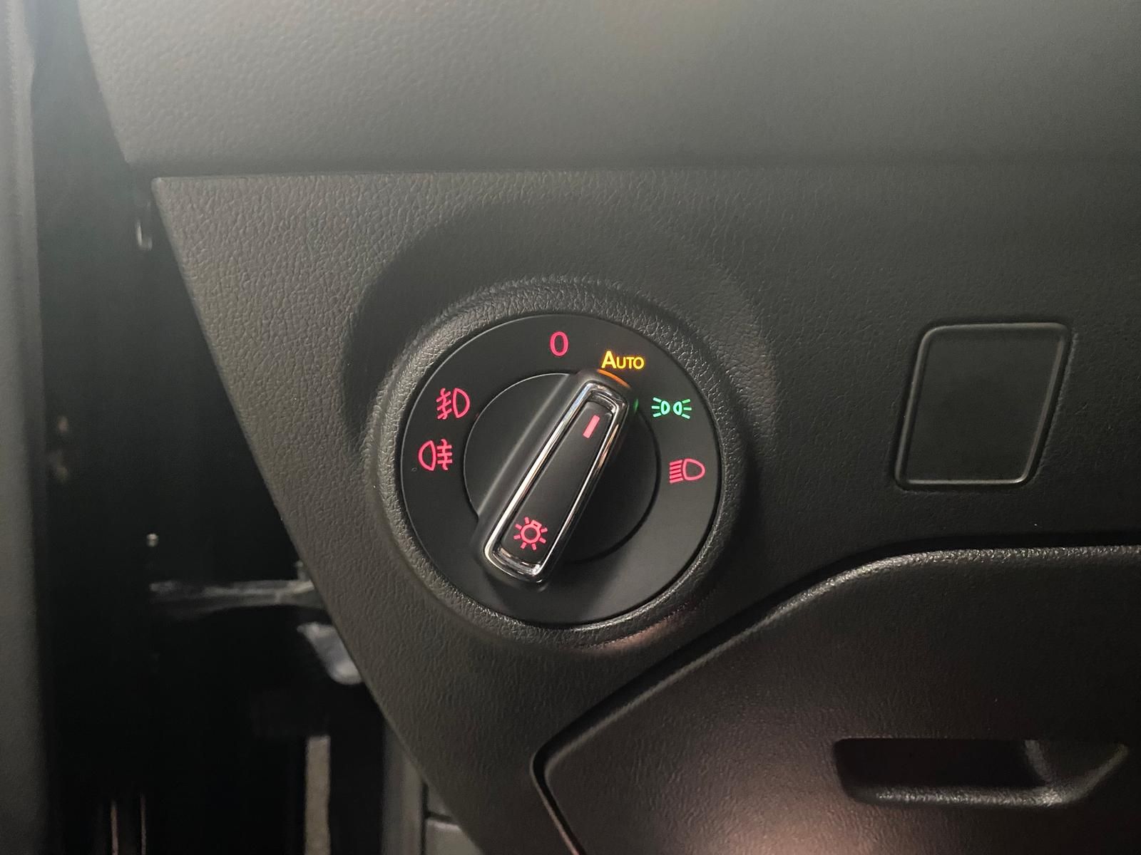 Fahrzeugabbildung SEAT Leon FR 2.0 TDI 184PS+APP+19"+NAVI+SHZ+LED+PDC++