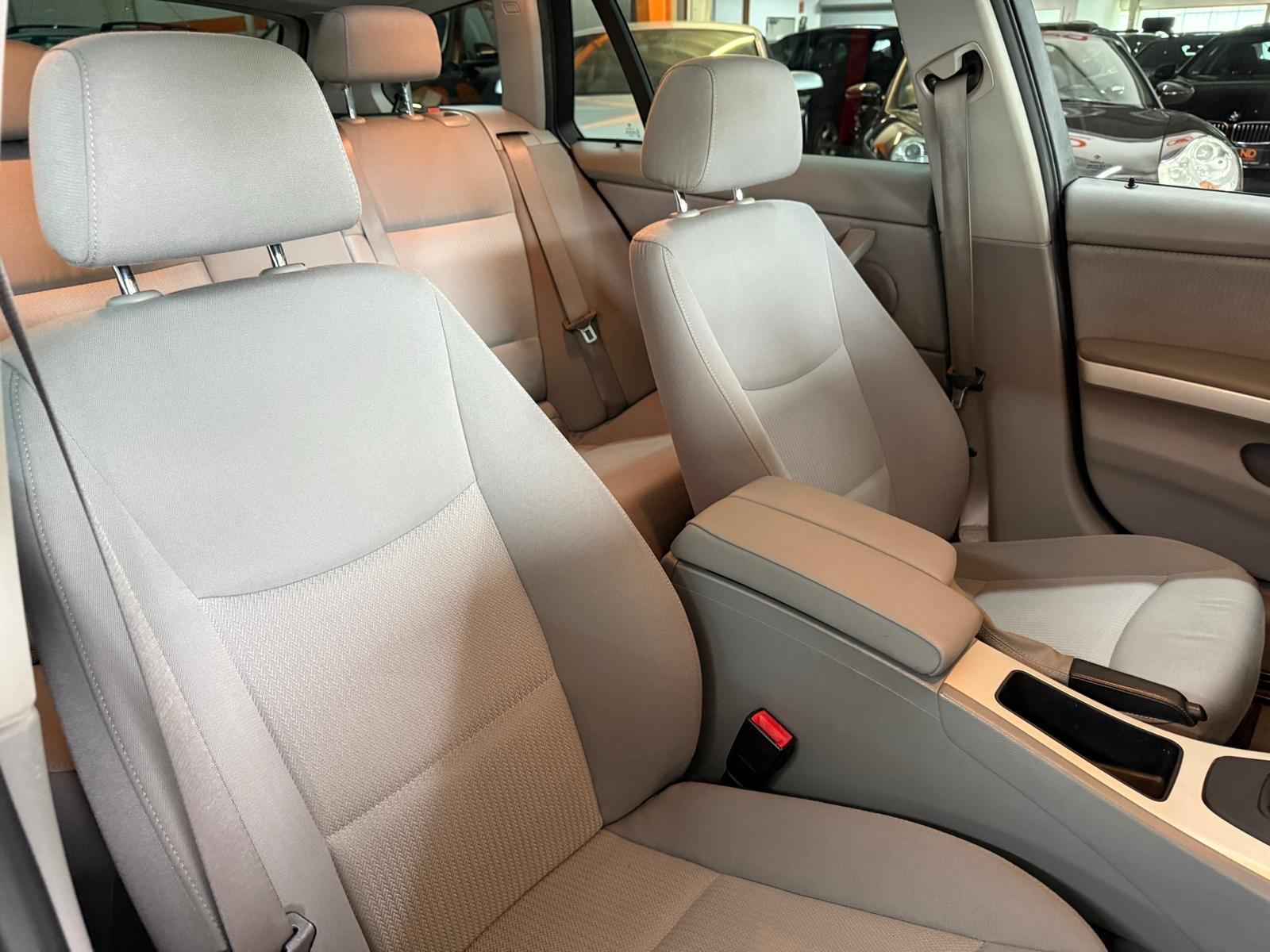 BMW 318 2011 — photo 14