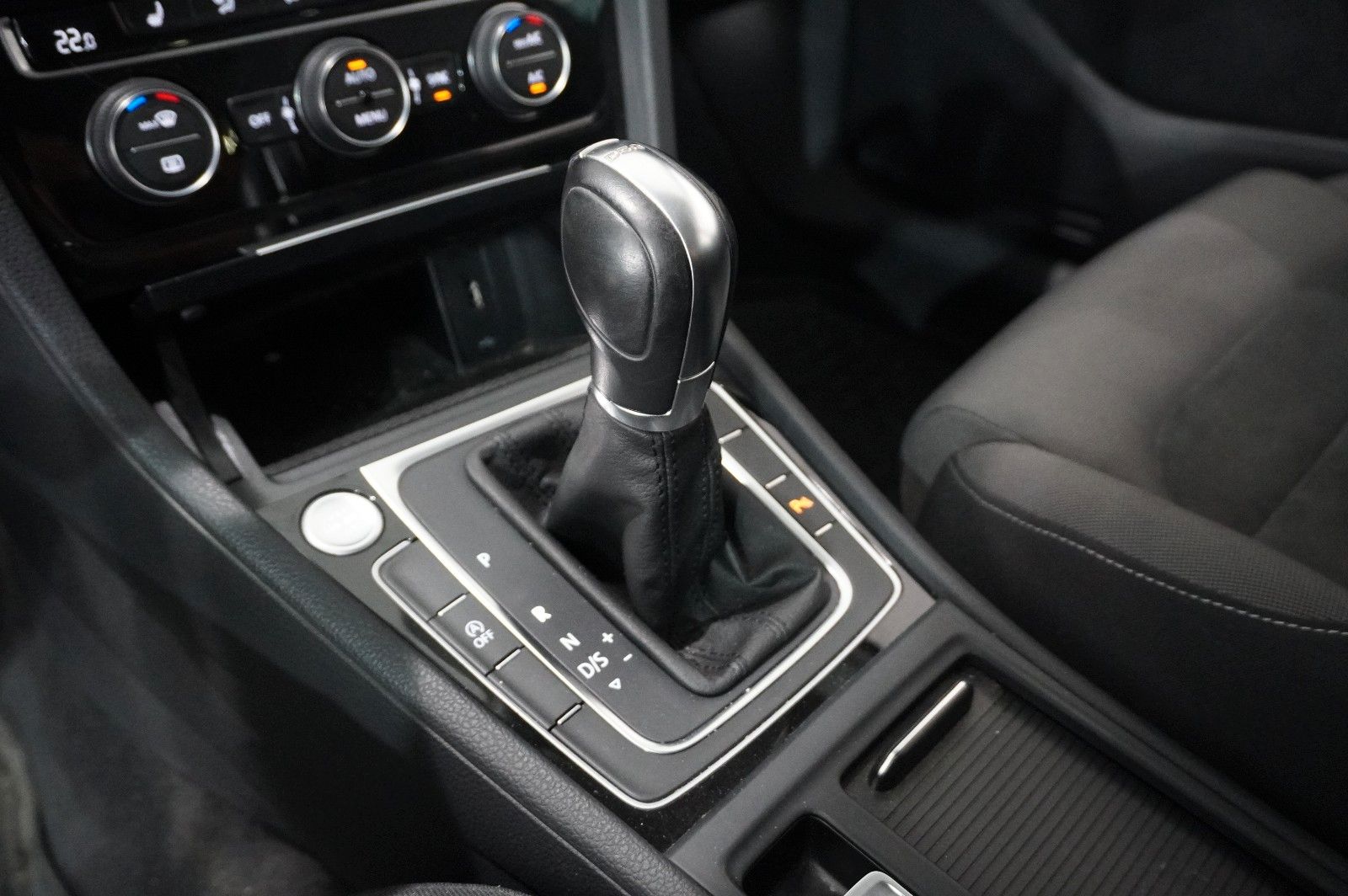 Fahrzeugabbildung Volkswagen Golf VII VARI. 1.5 TSI HIGHLINE NAVI/SPORT/AHK