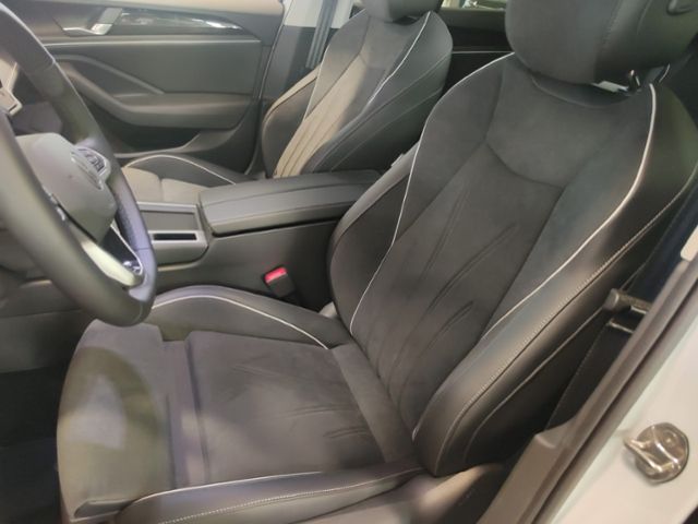 Fahrzeugabbildung Volkswagen Passat 1.5 eTSI BUSINESS MATRIX HUD NAVI SHZ KAM