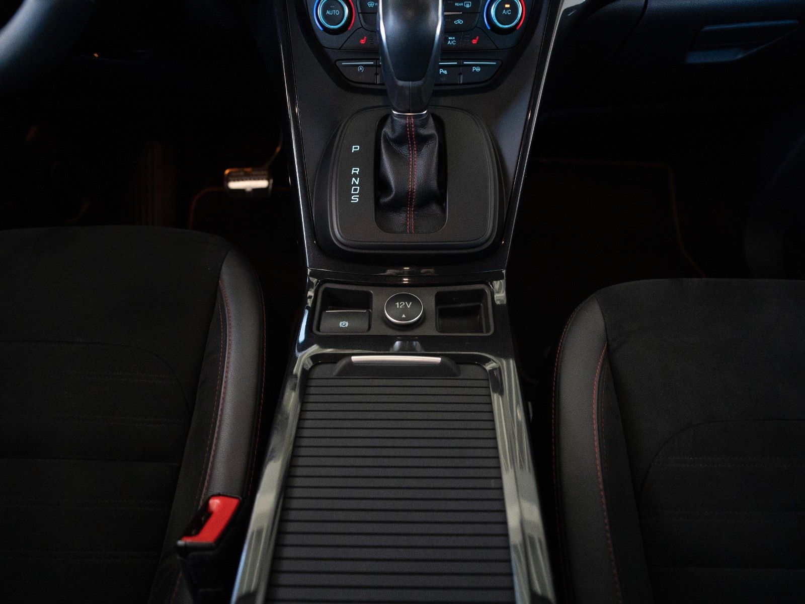 Fahrzeugabbildung Ford Kuga ST-Line AUTOM./ALLRAD/WINTER-P./NAVI