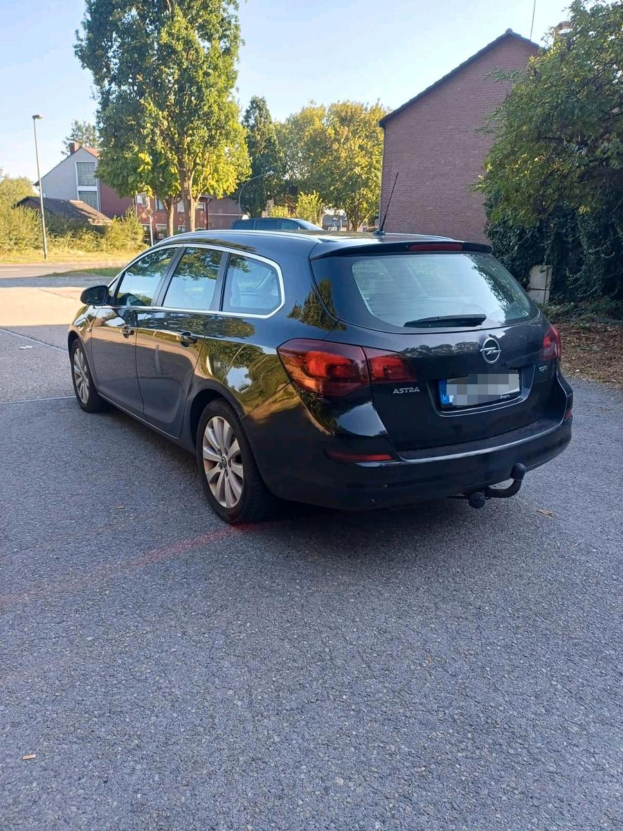 Opel Astra 2012 — rear view