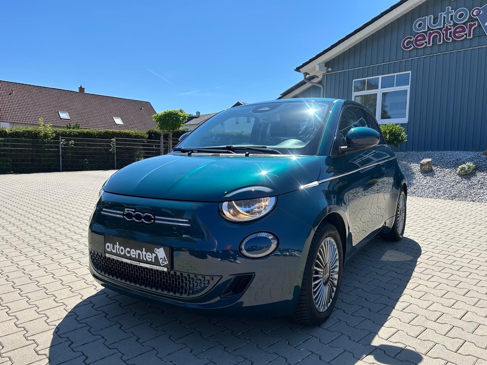 Fahrzeugabbildung Fiat 500e°Style Paket°42 kWh°Alu°Navi°1.Hnd°SOH 97,5%