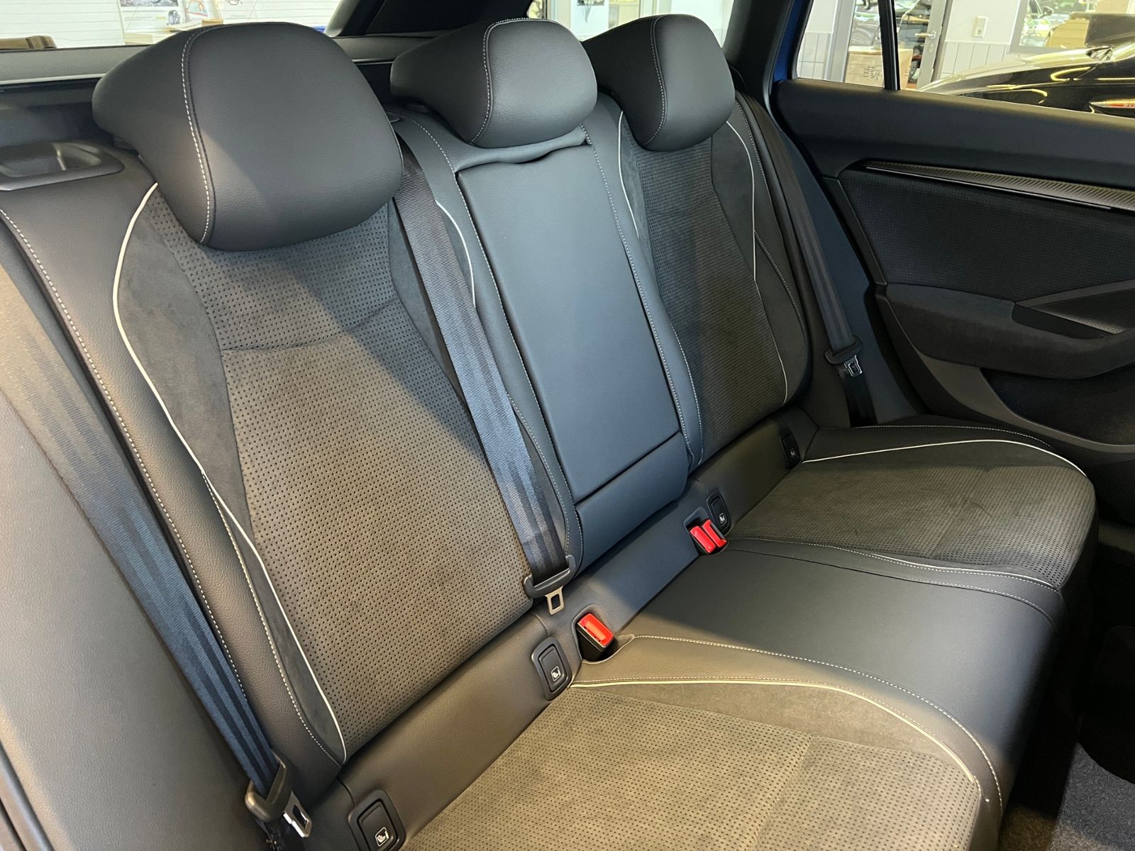 Fahrzeugabbildung SKODA Superb Combi Sportline 2.0 TDI DSG 4x4 *AHK, LED