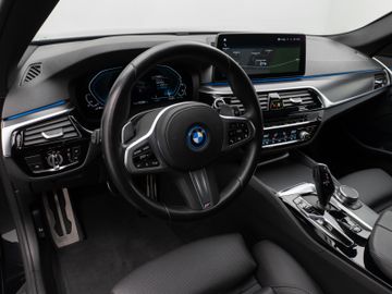 Fahrzeugabbildung BMW 530e M Sport Kamera Laser HUD DAB HiFi Komfort