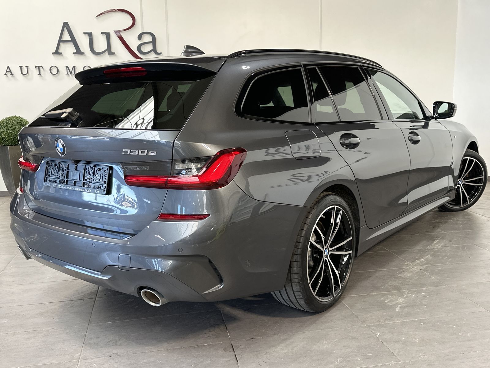 Fahrzeugabbildung BMW 330e Touring M-Sport NAV+LASER+KAM+19ZO+H&K+1HD