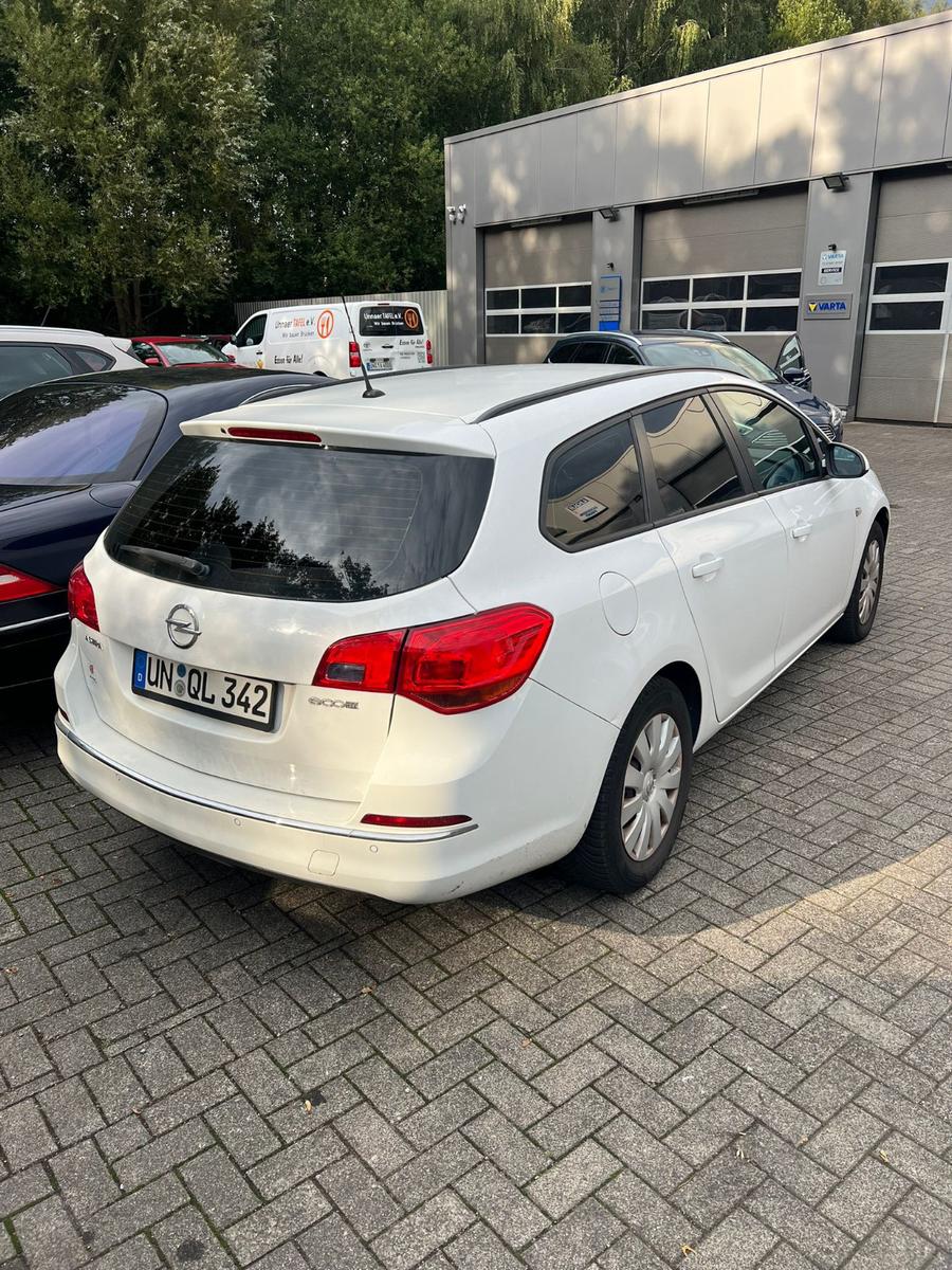 Opel Astra 2015 — interior