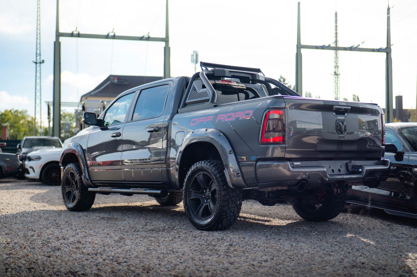 Fahrzeugabbildung Dodge RAM 5.7 V8 HEMI 4x4 OFFROAD NIGHT-Paket LARAMIE