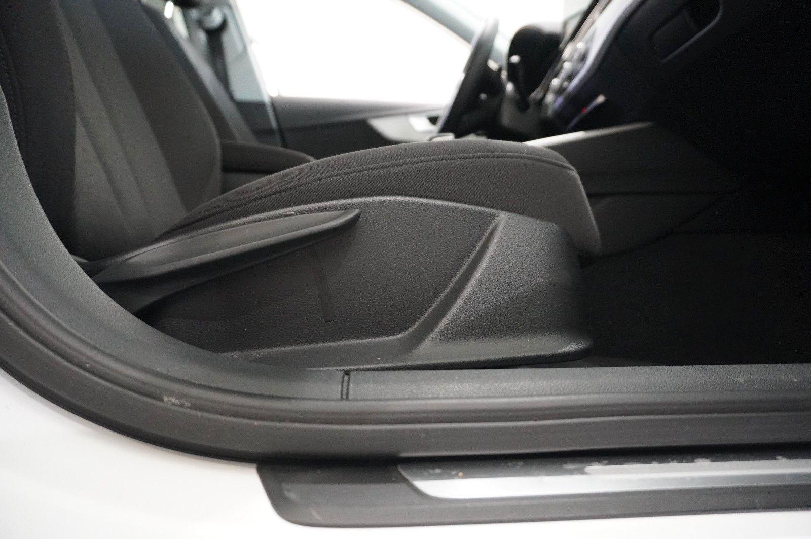 Fahrzeugabbildung Audi A4 Avant 35 TDI S-TRONIC NAVI/LED/KAMERA/SHZ/DAB