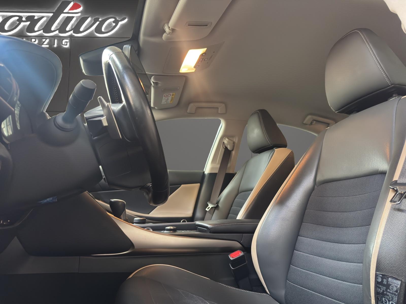 LEXUS IS 300H 2.5 HYBRIDE 181ch - GPS - PHARES LED - SIÈGES CHAUFFANTS - ANGLE MORT
