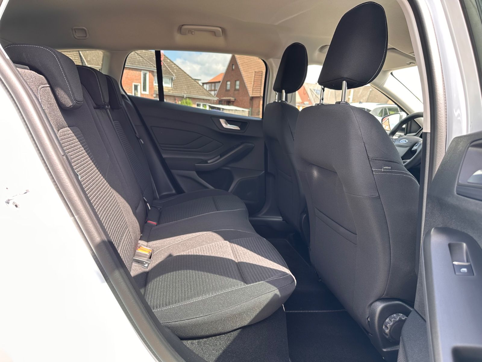 Fahrzeugabbildung Ford Focus Turnier 1.5 TDCi Titanium X Autom Navi/LED