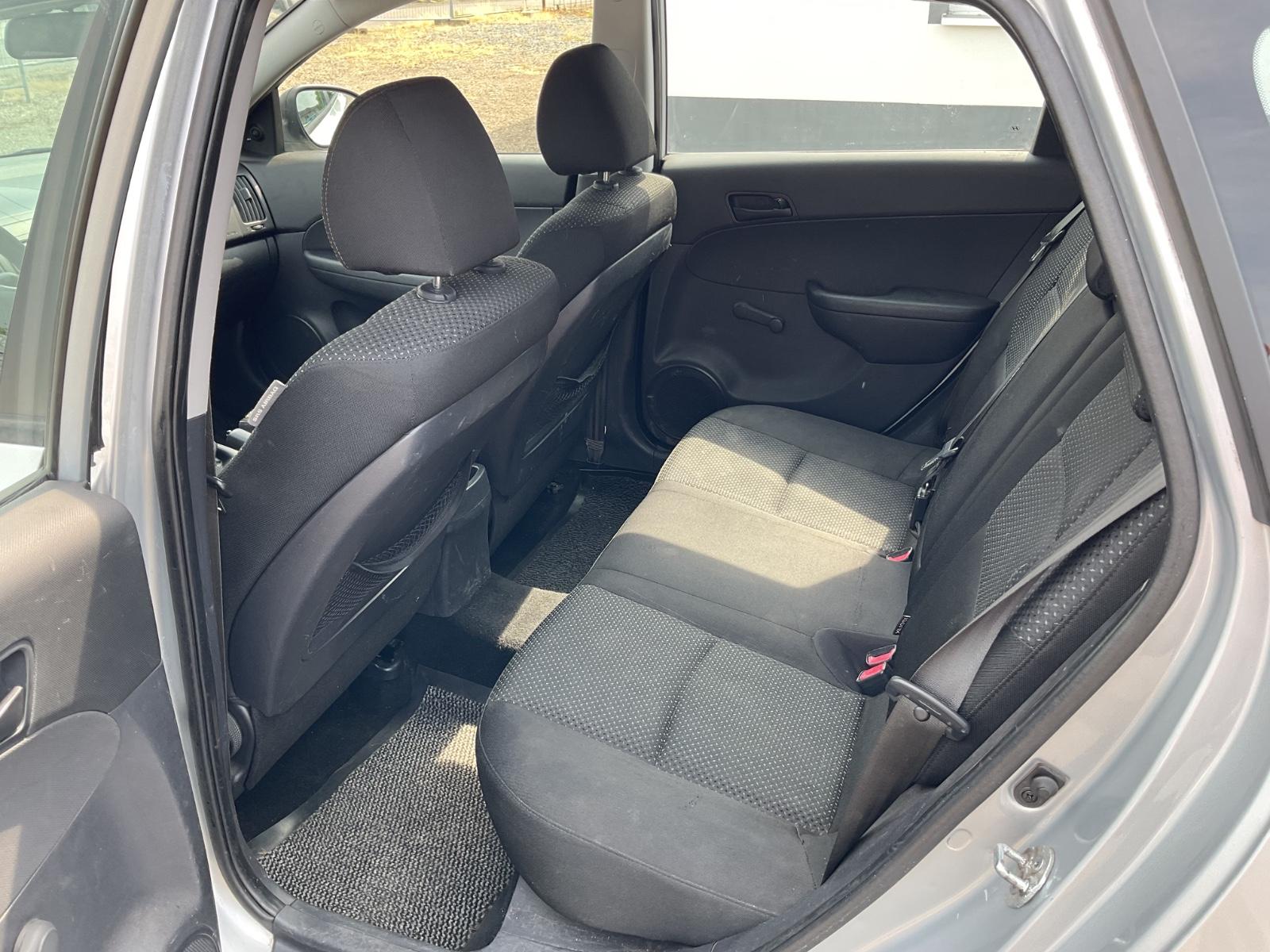 Hyundai i30 2010 — photo 16