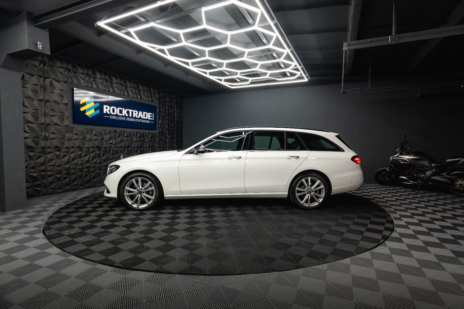 Fahrzeugabbildung Mercedes-Benz E 220d 4Matic Business *LED*Kamera*Scheckheft*