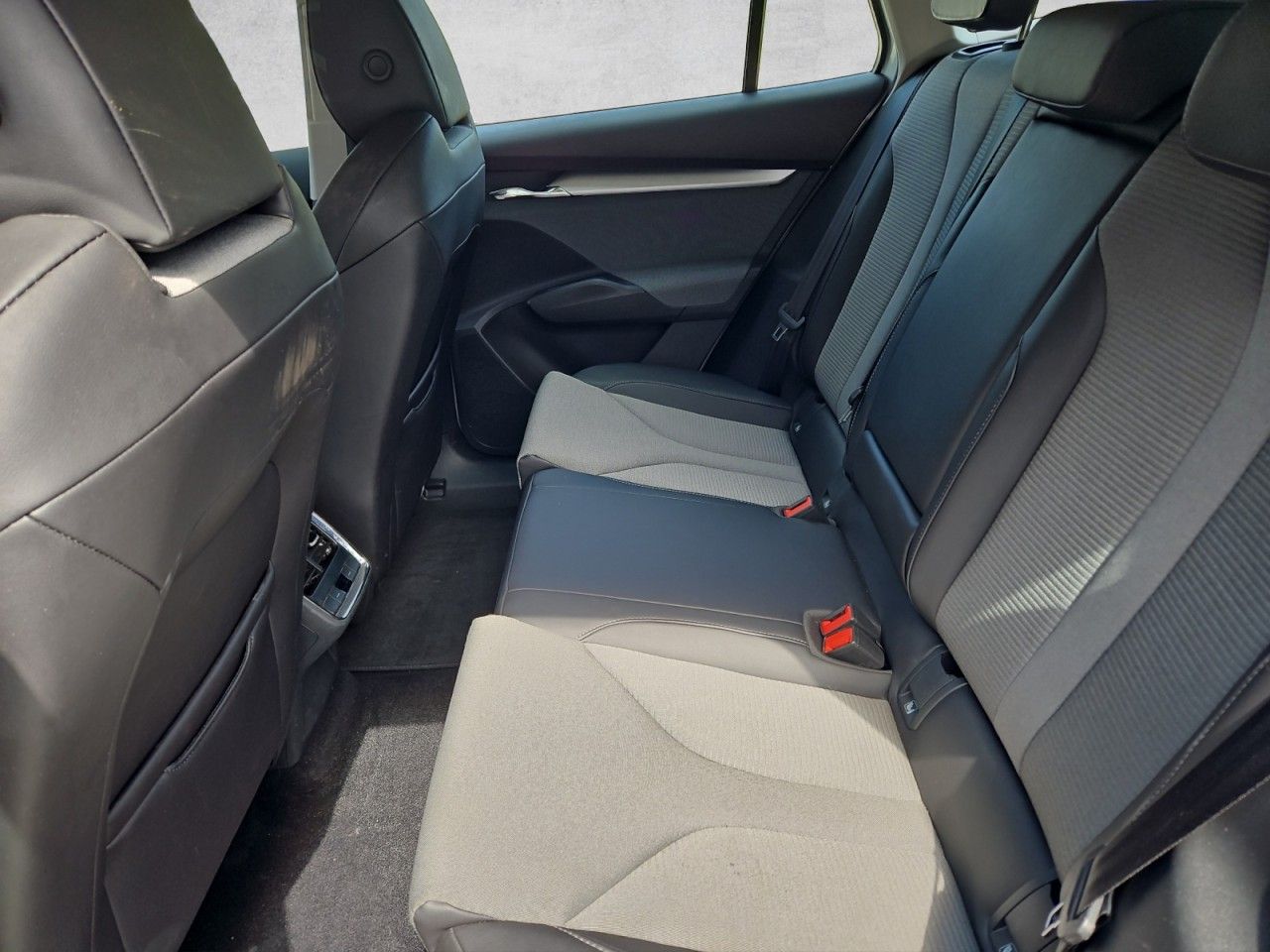 Fahrzeugabbildung SKODA Enyaq 60 Loft Navi,AHK,LED,SHZ,Klima 3 Zonen