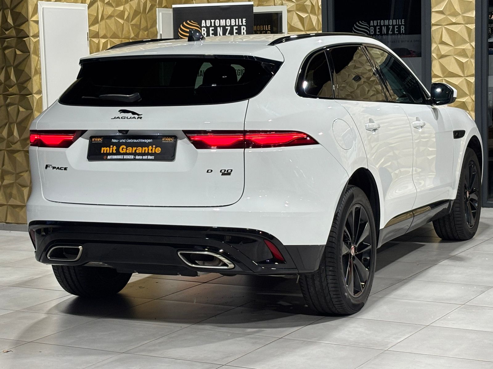 Fahrzeugabbildung Jaguar F-PACE SE AWD/D300KA;ERA/MASSAGE/APPLE/NAVI/KAM