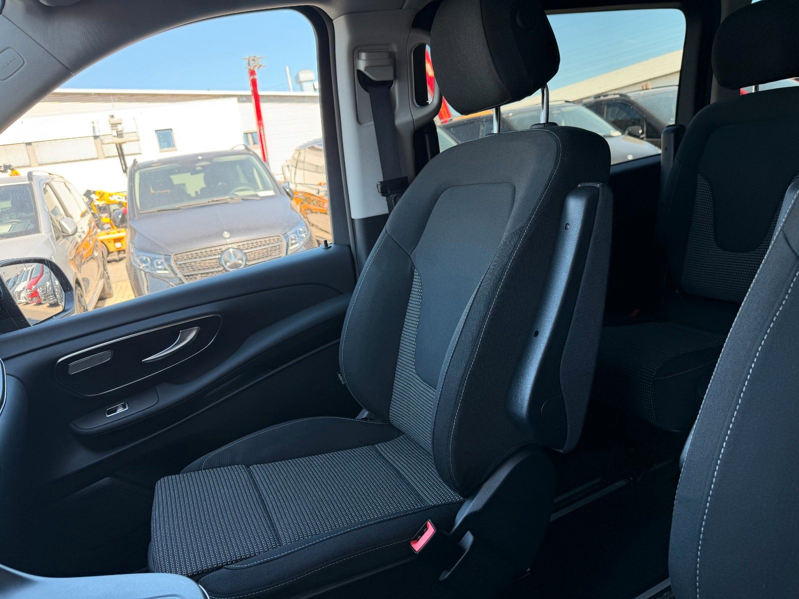 Fahrzeugabbildung Mercedes-Benz V 220 d STYLE AHK2,5to MULTIBEAM 360 DISTRONIC