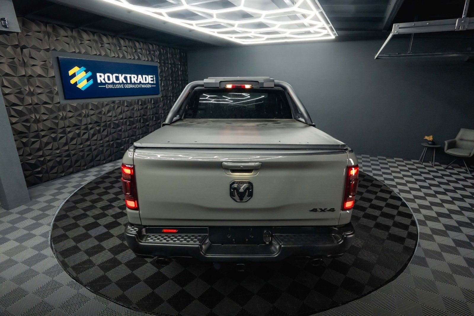 Fahrzeugabbildung Dodge RAM 5.7 V8 HEMI 4x4 NIGHT Laramie ARMY STYLE 19%