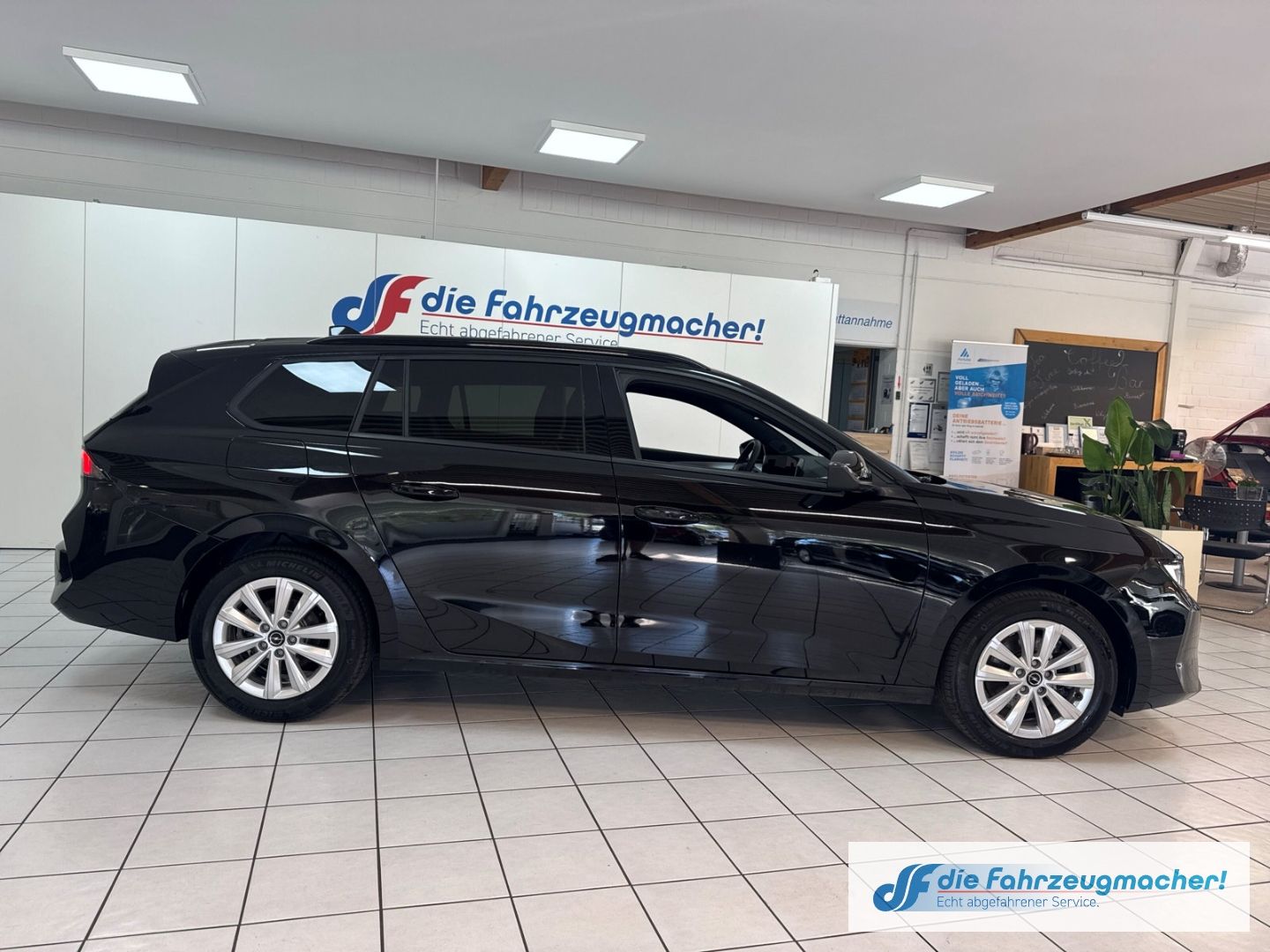 Fahrzeugabbildung Opel Astra L Sports Tourer Edition Navi Digitales Coc