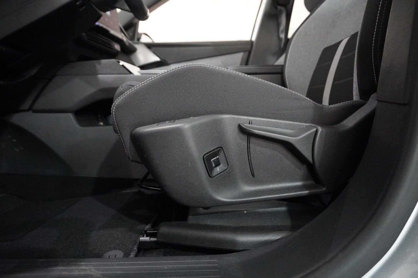 Fahrzeugabbildung Opel Grandland 1.2 48V HYBRID NAVI/LED/KAMERA/DAB+