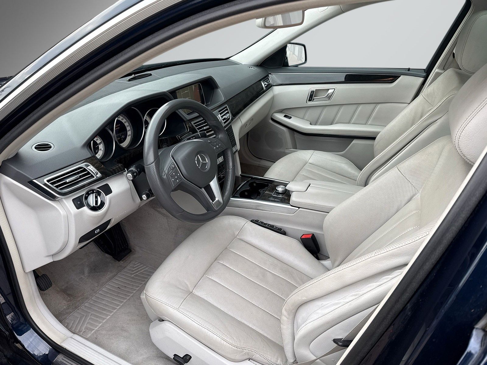 Fahrzeugabbildung Mercedes-Benz E 250 *Panorama*Kamera*Vollleder*LED*Ambiente