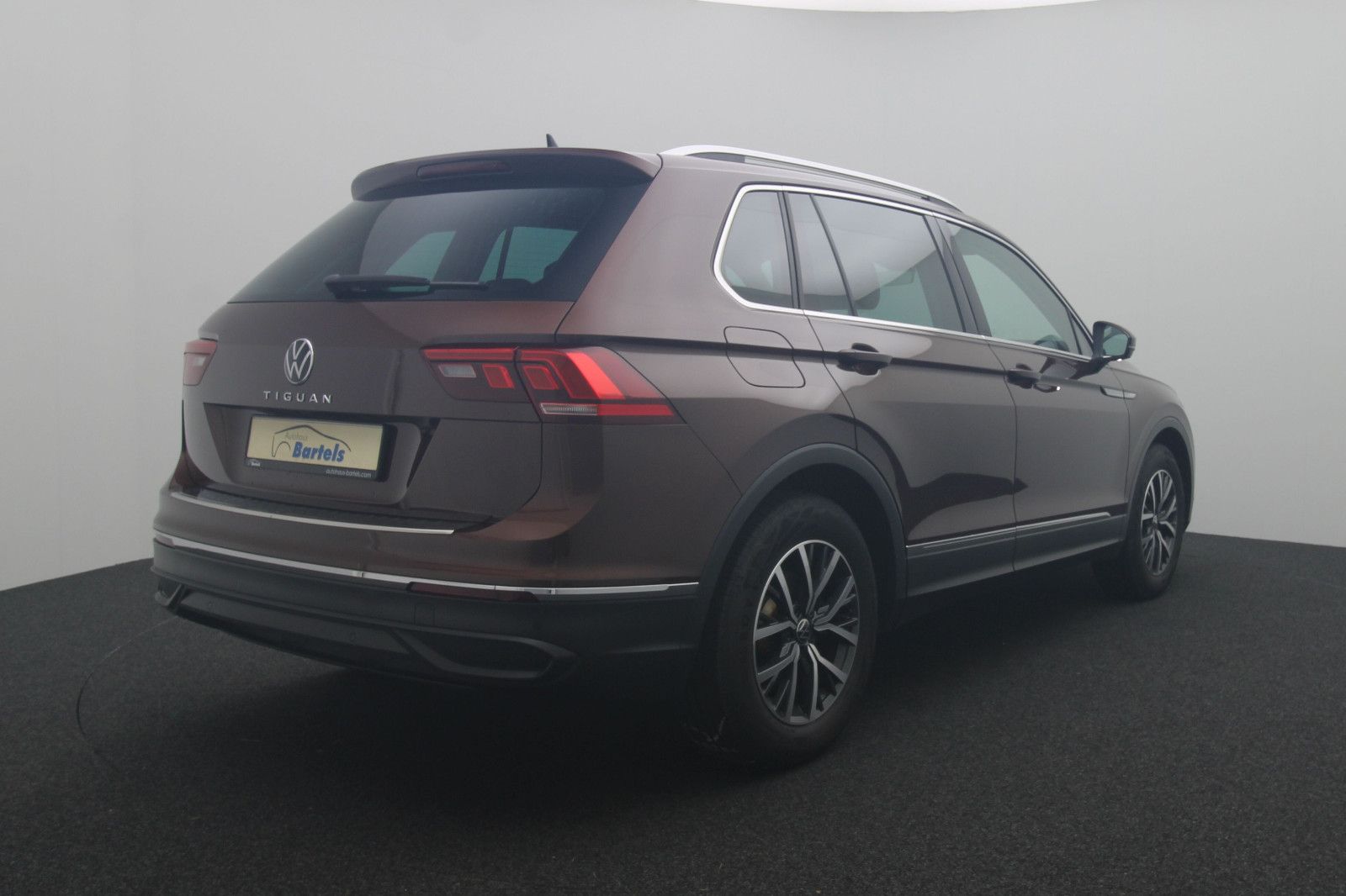 Fahrzeugabbildung Volkswagen Tiguan 1.5 DSG Life ACC LED Apple CarPlay