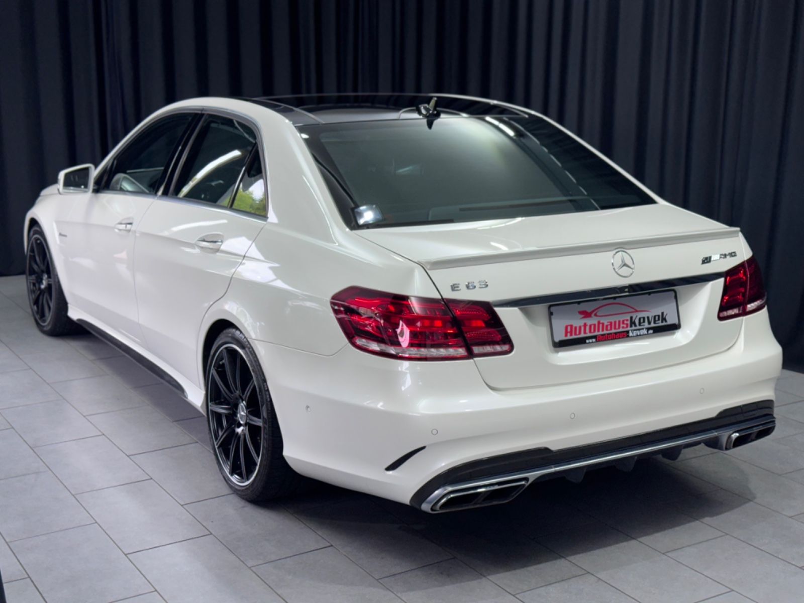 Fahrzeugabbildung Mercedes-Benz E 63 AMG S 4Matic*KERAMIK*B/O*MASSAGE*PANO*VOLL