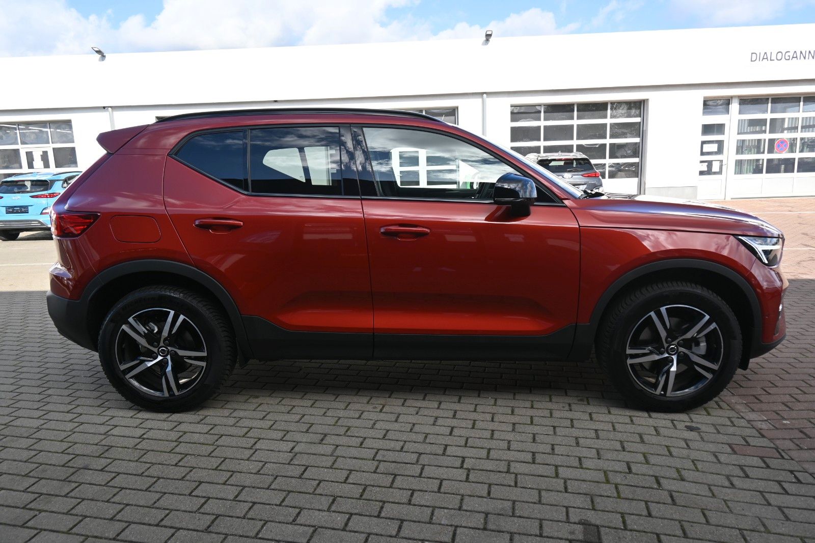 Fahrzeugabbildung Volvo XC40 B3 DKG Plus Dark*Pixel*FSHZG*360°*ACC*AHK