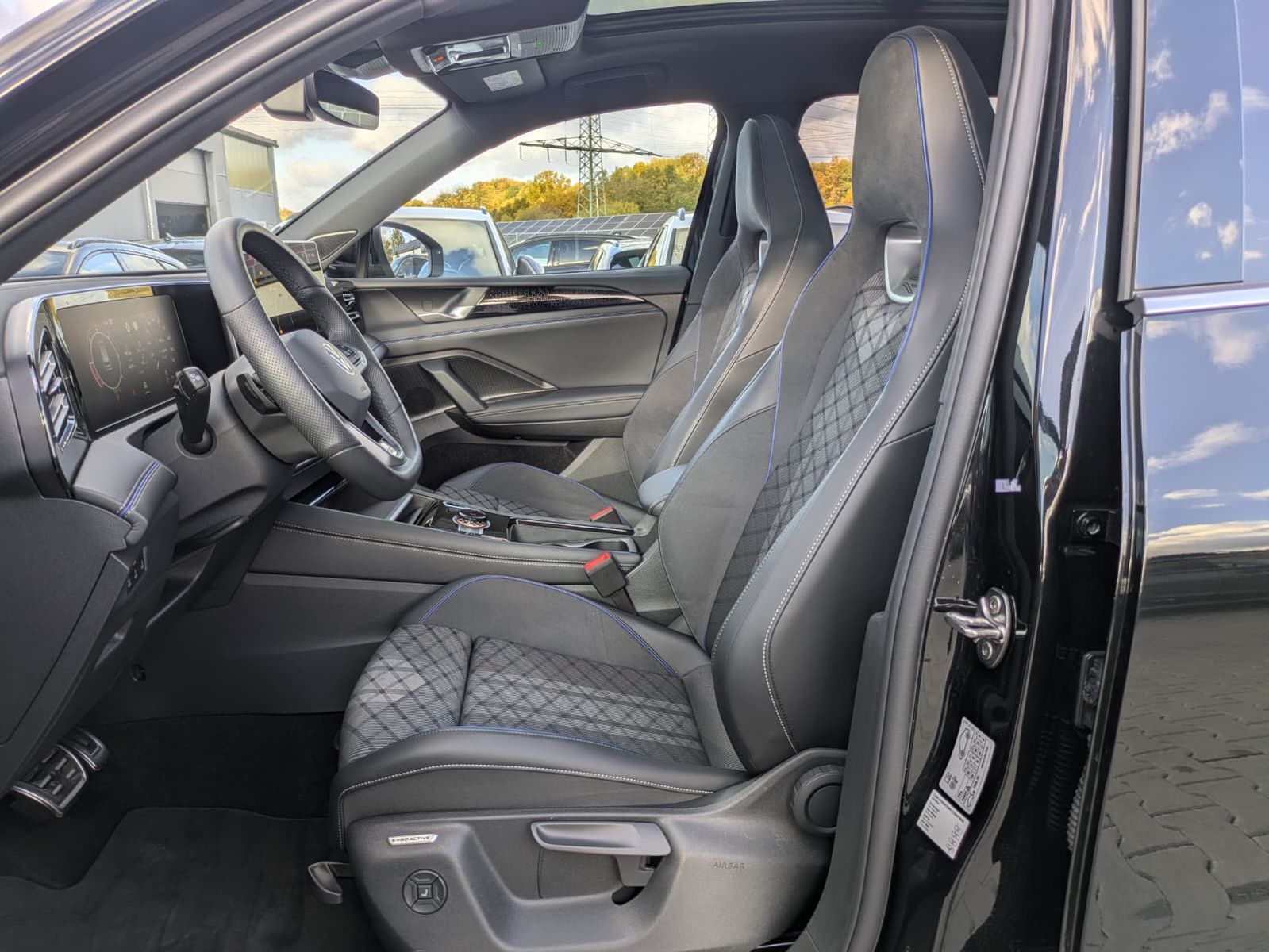 Fahrzeugabbildung Volkswagen Tiguan 2.0 TDI 4M R-Line PANO*H&K*AHK*MATRIX*20"