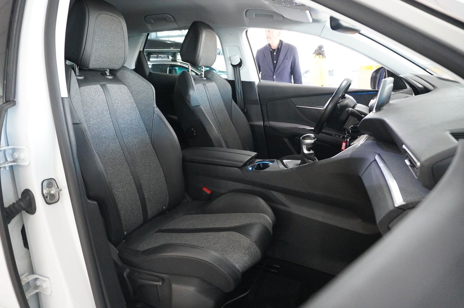 Fahrzeugabbildung Peugeot 3008 1.5D ALLURE NAVI/LED/KAMERA/VIRU./SHZ/AHK
