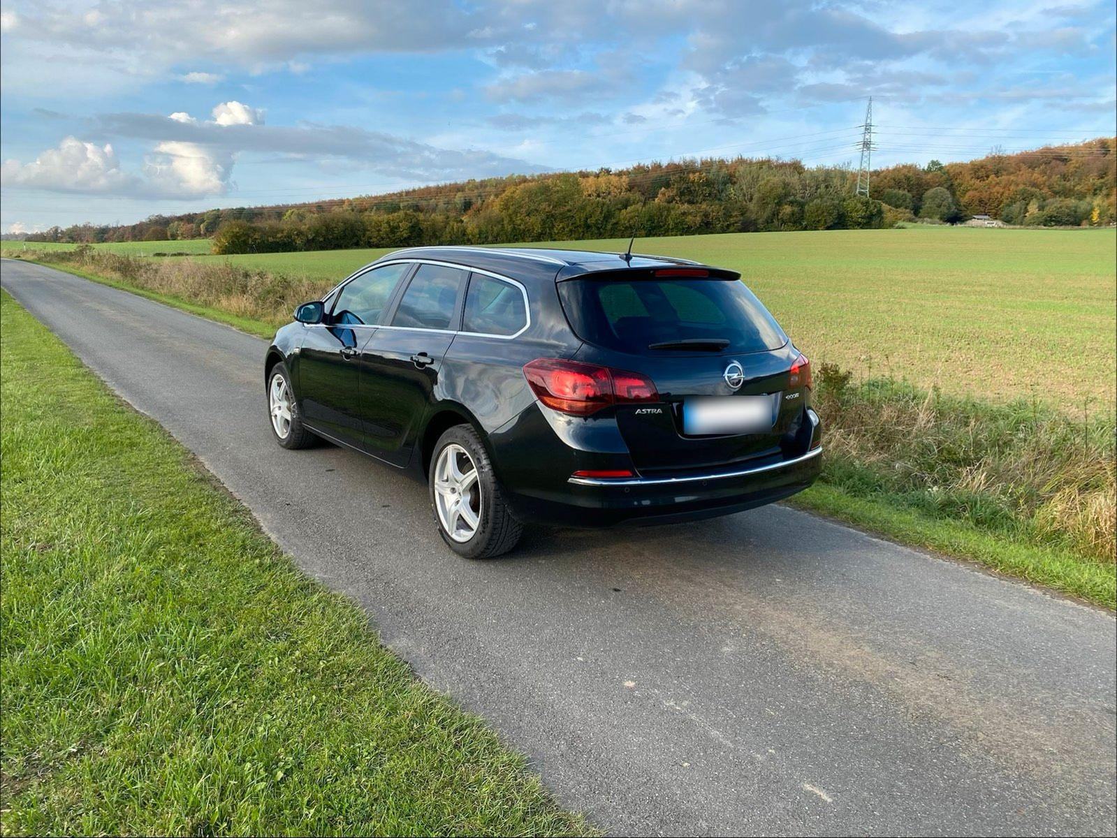 Opel Astra 2015 — rear view