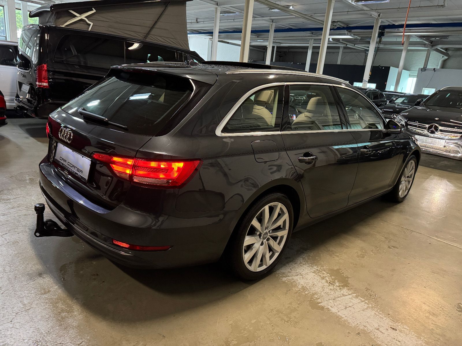 Fahrzeugabbildung Audi A4 Avant DESIGN S-TRONIC PANO STHD AHK LEDER