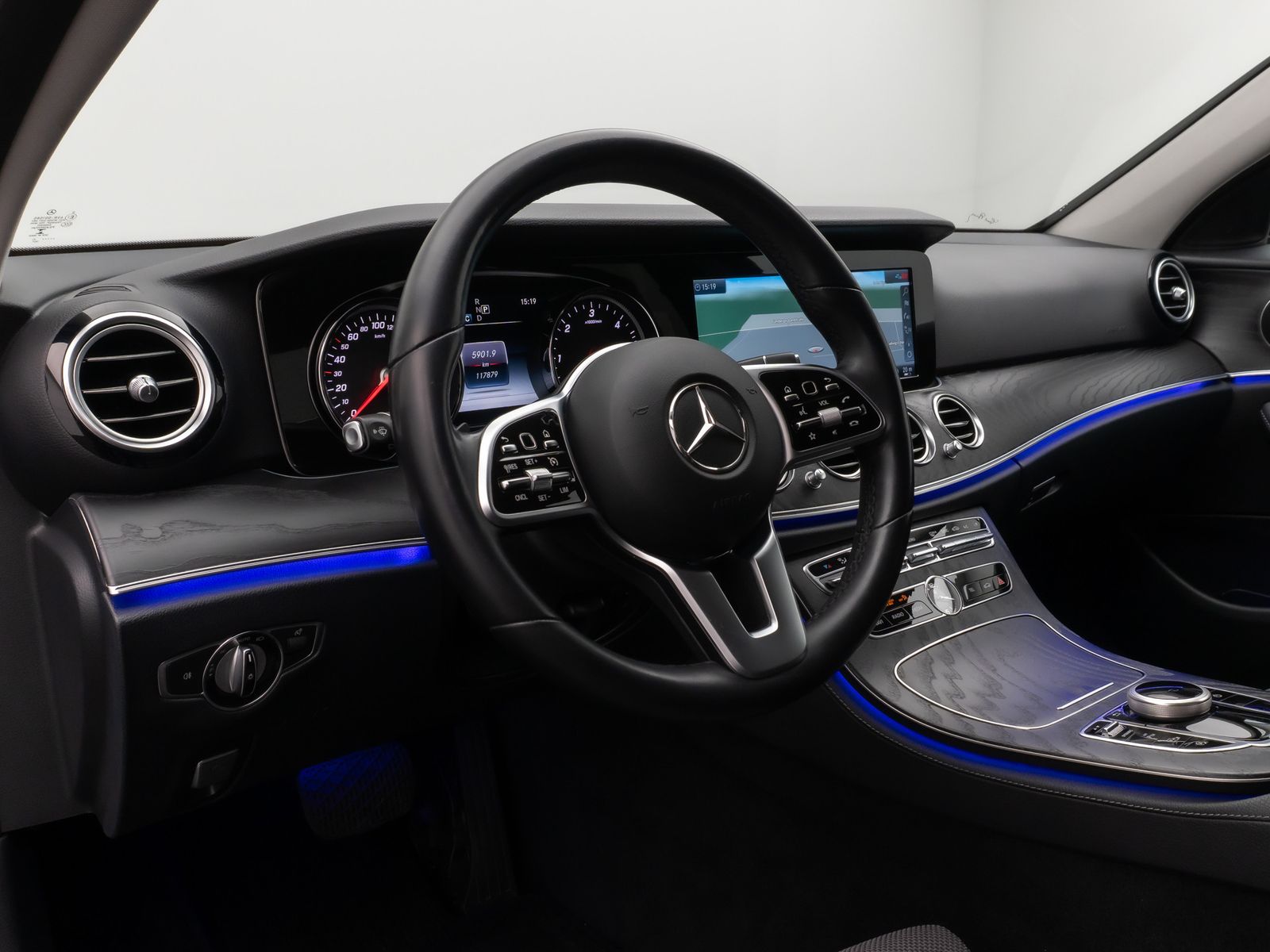 Fahrzeugabbildung Mercedes-Benz E 220 d Avantgarde. 9G-Tronic Kamera Navi Sport