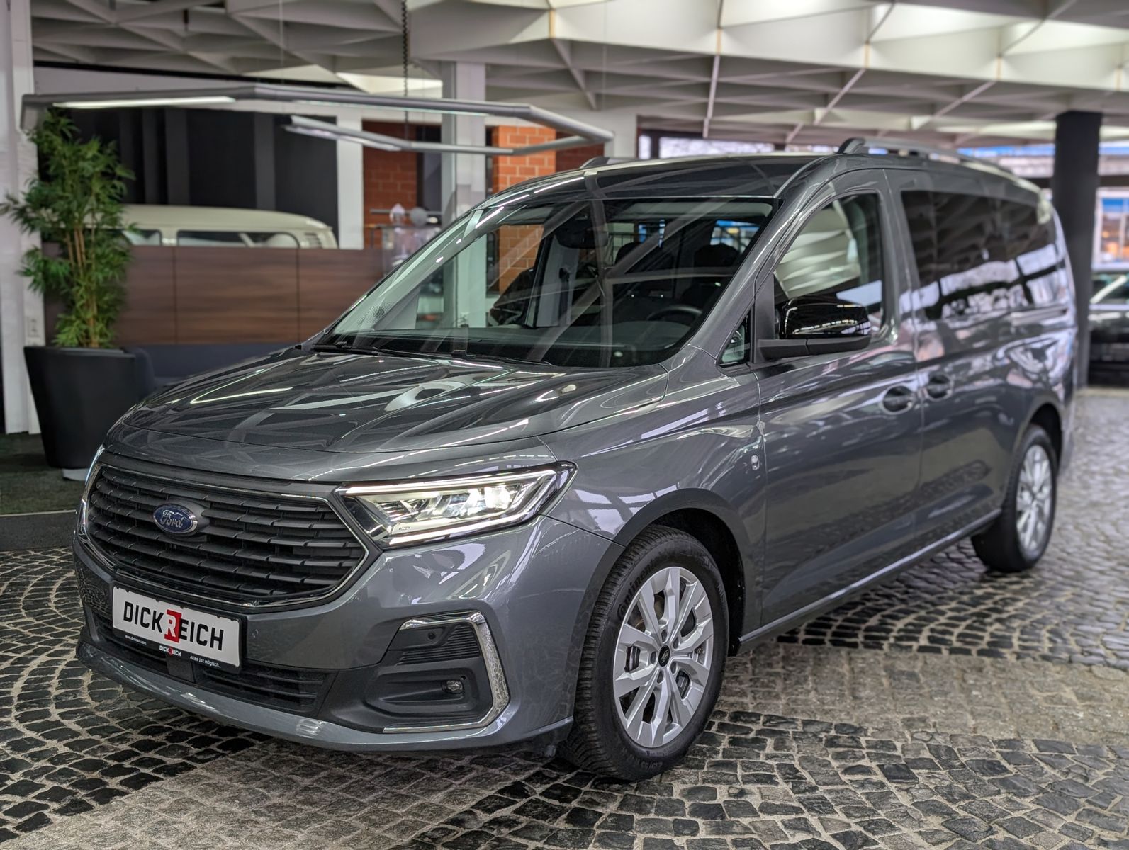 Fahrzeugabbildung Ford Grand Tourneo L2 Titanium 7-Sitze Bi-LED CAM AHK