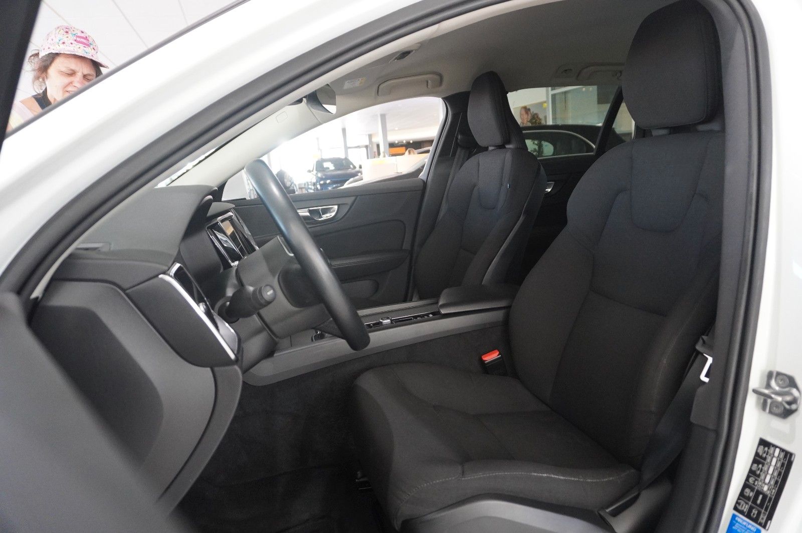 Fahrzeugabbildung Volvo V60 Kombi  MOMENTUM PRO NAVI/LED/KAMERA/SHZ/DAB+