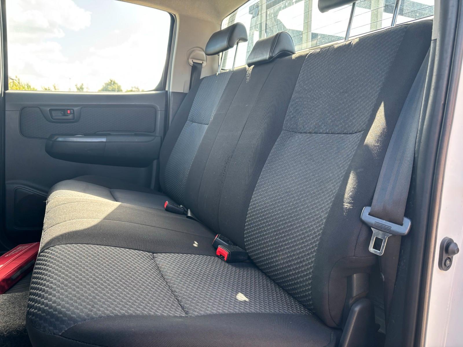 Toyota Hilux Double Cabine 2.5 144ch BVM - Carnet entretien - Attelage - Pneus toutes saisons