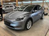 Tesla Model Y Long Range Dual AWD | 8-Fach - silberne Tesla Model Y