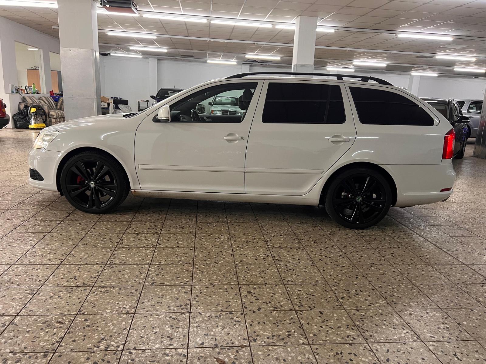 Skoda Octavia 2012 — rear view