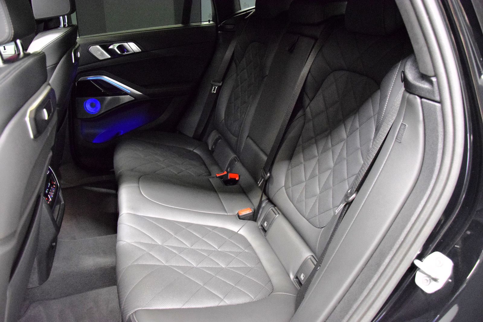 Fahrzeugabbildung BMW X6 M60i xDrive Pano B&W Sitzlüft HuD 22" Standhz