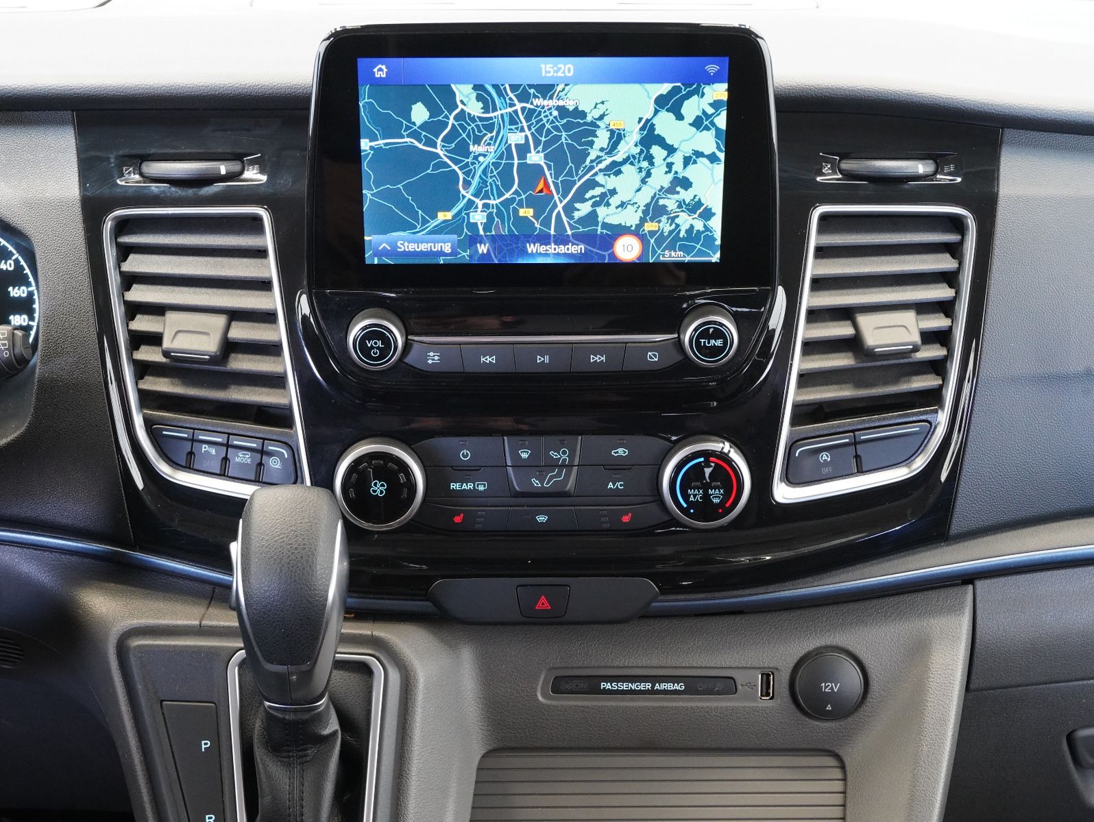 Fahrzeugabbildung Ford Tourneo Custom 320 L1 Active 8-SITZER