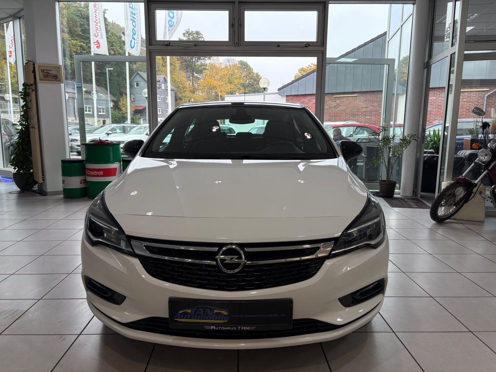 Fahrzeugabbildung Opel Astra K Lim. Active Sport *LED* SCHWARZ / WEIß*