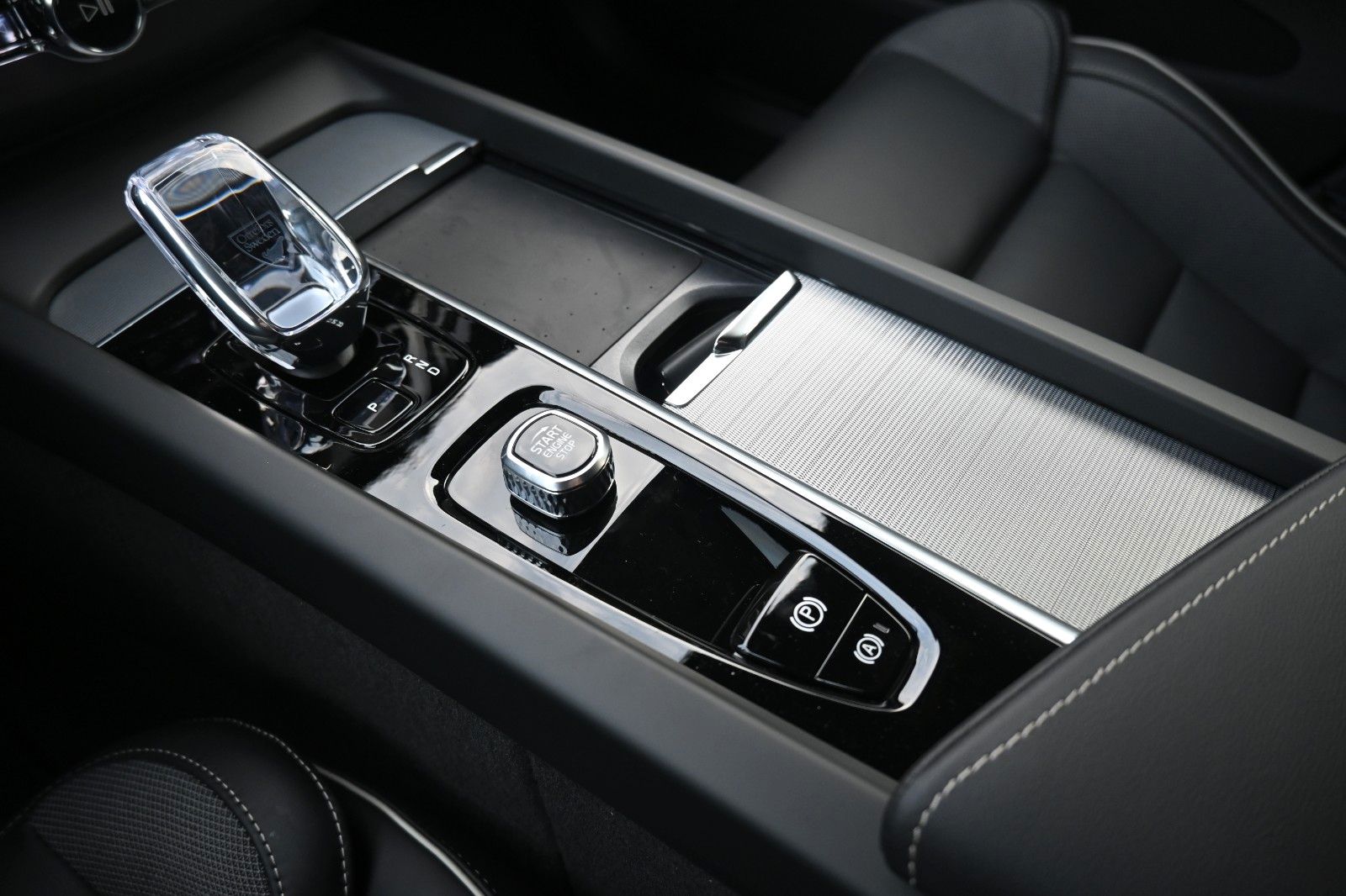 Fahrzeugabbildung Volvo XC60 B5 AWD Plus Black Edition*H&K*360°*ACC