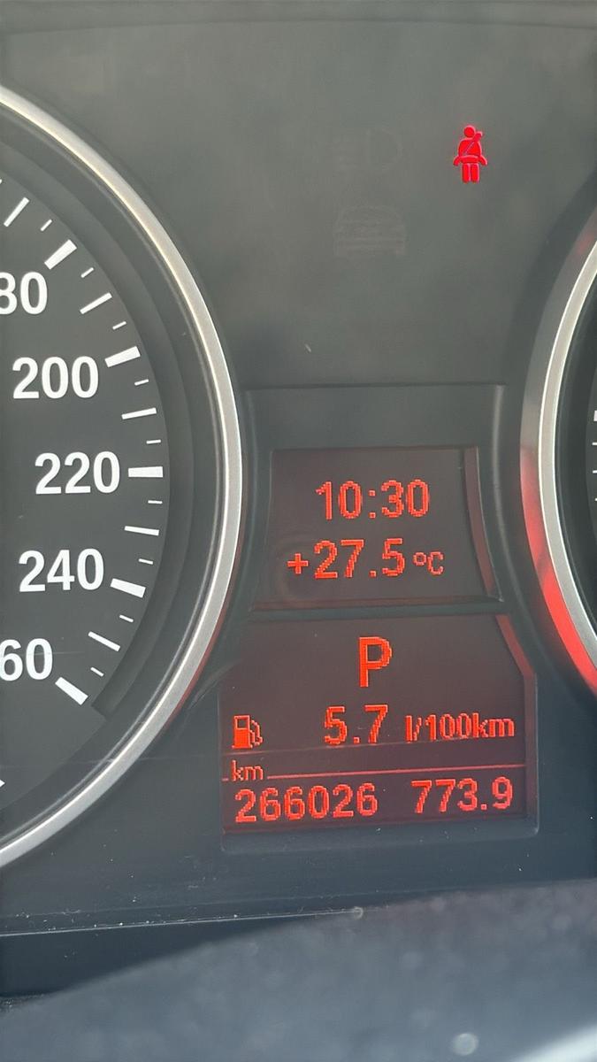BMW 325 2009 — photo 11
