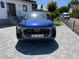 Audi Q8 50 TDI Quattro S-line HUD-Matrix-Pano-AHK - blaue Audi Q8