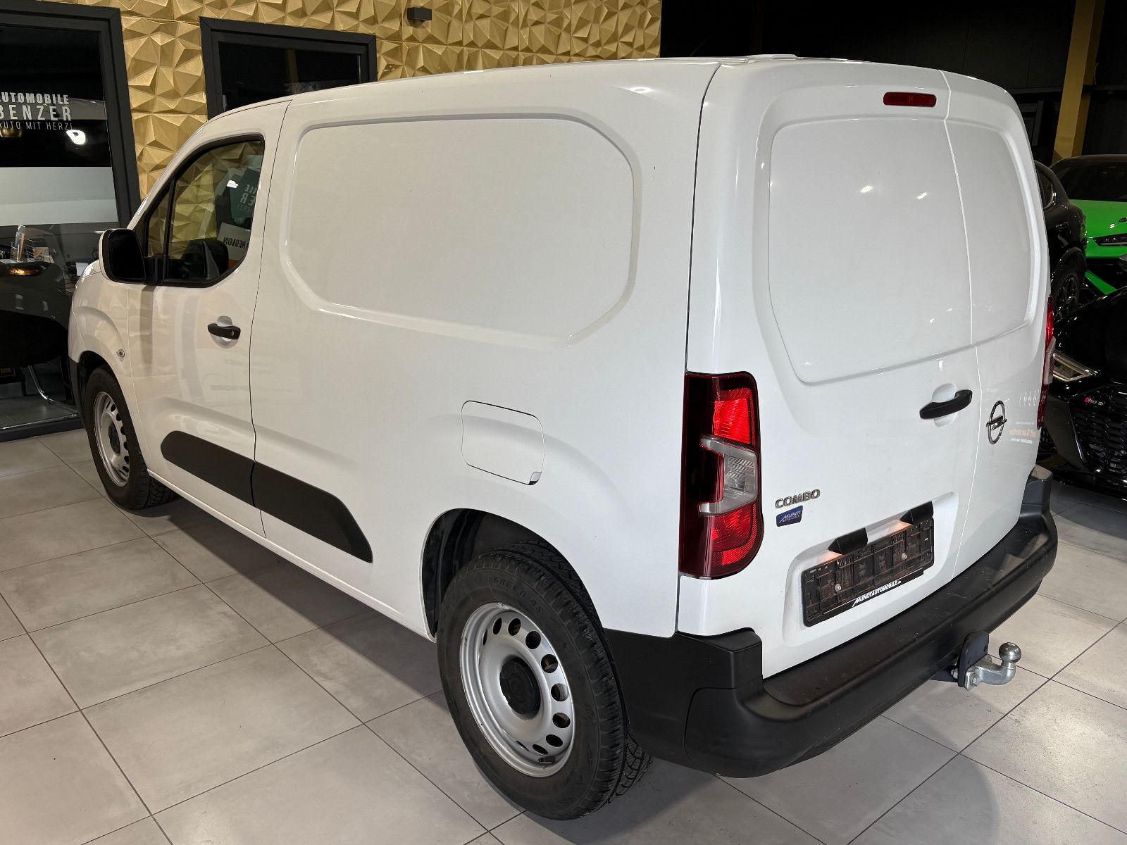 Fahrzeugabbildung Opel Combo E Cargo Edition/2-SITZ/APPLE/AHK/KLIMA